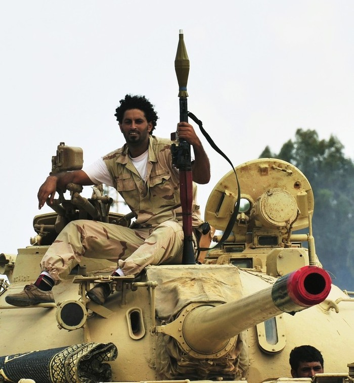 Xe tăng của NTC đang tiến về phía Sirte ngày 27/9/2011